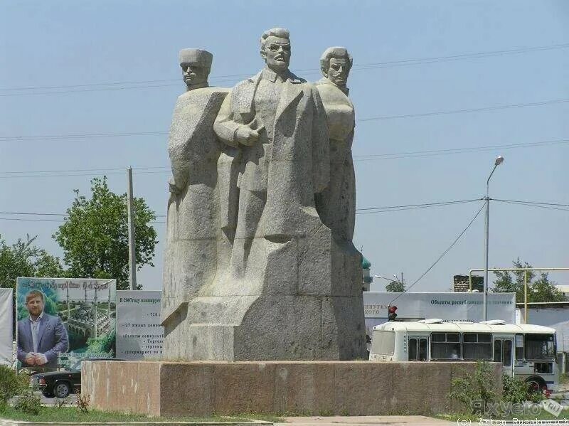 Памятник пожарным в грозном. Мемориальный комплекс славы имени а а кадырова грозный. Памятники культуры чеченской республики. Город грозный памятники. Чечня грозный достопримечательности.
