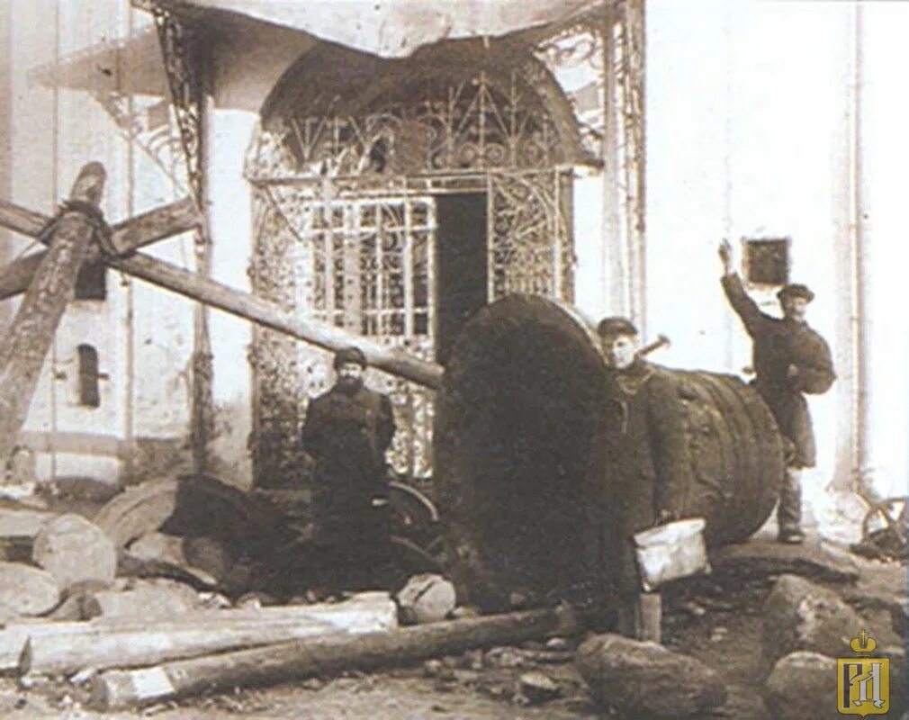 Православные большевики. Большевики разрушали храмы 1917. разграбление церквей большевиками в 1917. революция 1917 гонения на церковь. гонения на церковь в 1921–1941 гг..