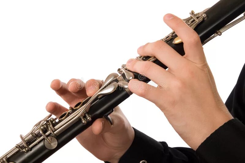 Играет на кларнете и трубе. Игра на кларнете. Постановка при игре на кларнение. Кларнет картинка. Постановка пальцев на кларнете.