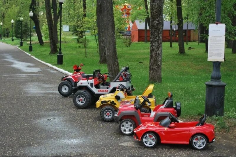Детские электромобили в парке. Аттракцион детские электромобили. Машинки в парке. Машинки в детском парке. Машинки на прокат