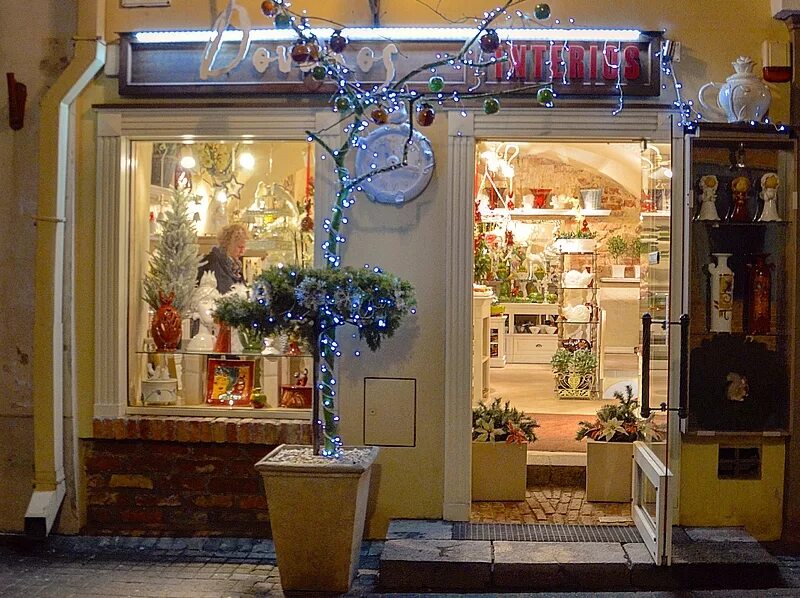 кафе в европейском стиле. уютный магазинчик интерьер. интерьер магазина подарков. интерьер магазина. маленькое уютное кафе.