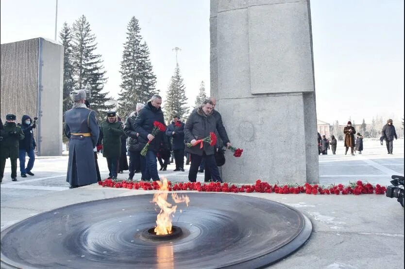 Сиб огни. Монумент славы новосибирск. вечный огонь новосибирск. возложение цветов на монумент славы новосибирск. вечный огонь зимой новосибирск.