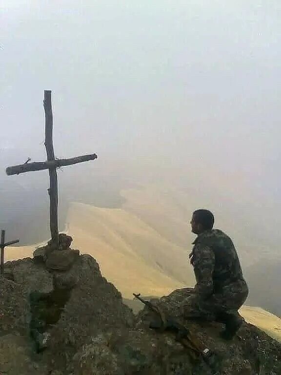 Армяне держат пост. Солдат молится. Христианский воин. Человек перед крестом.