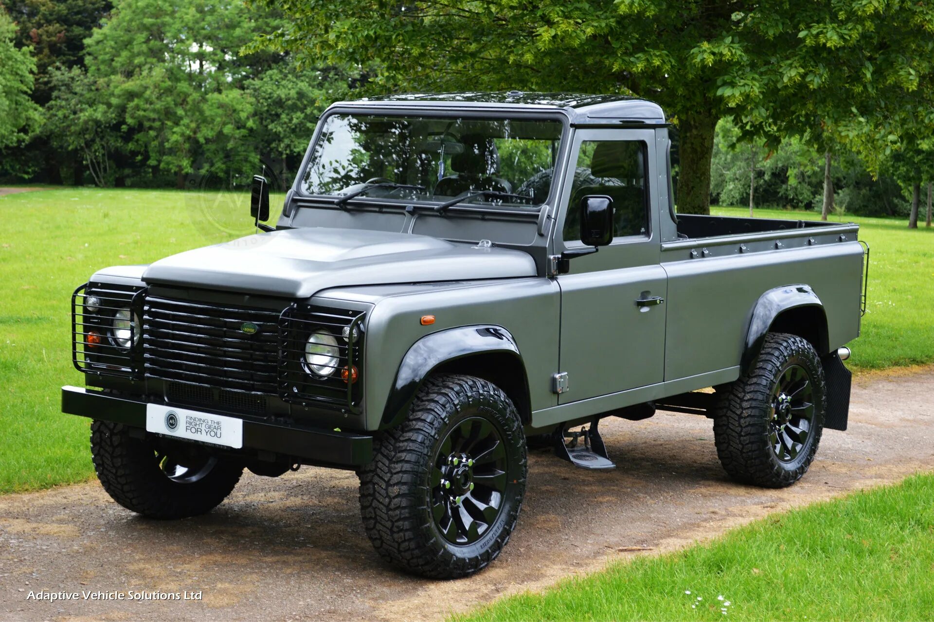 Модели defender. Ленд Ровер Дефендер. Ленд Ровер Дефендер пикап. Land Rover Defender 110 pick up. Ленд Ровер Дефендер пикап 2009.