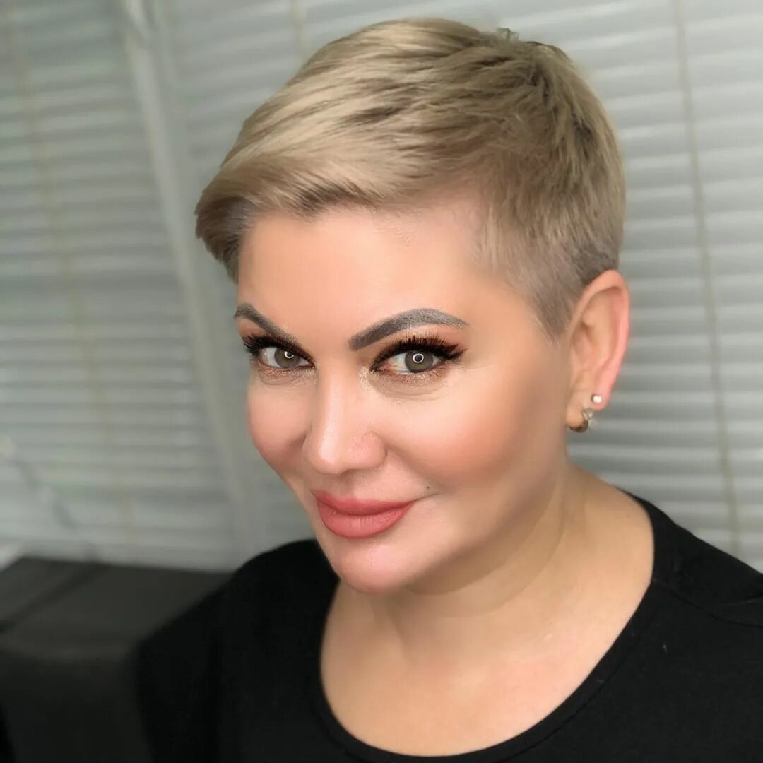 Женские прически. Стрижка лонг пикси боб. Стрижки 24 года для женщин. Стрижка пикси 2022. Стильная стрижка для женщины 40 лет.