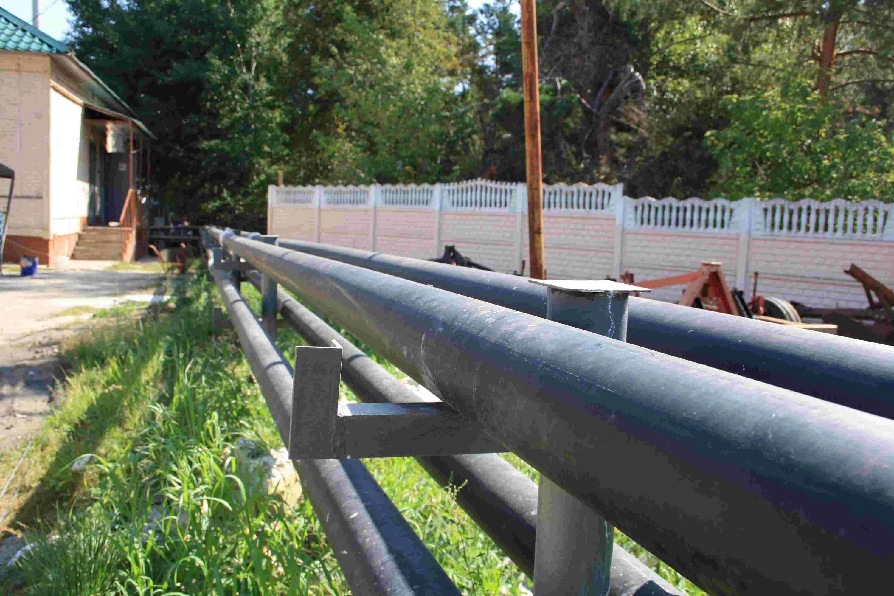 Трубы теплотрассы. Опора теплосети на фбс. Ппу-пэ содк труба. Неподвижная опора в лотках теплосеть. Опора неподвижная для трубопроводов д200.