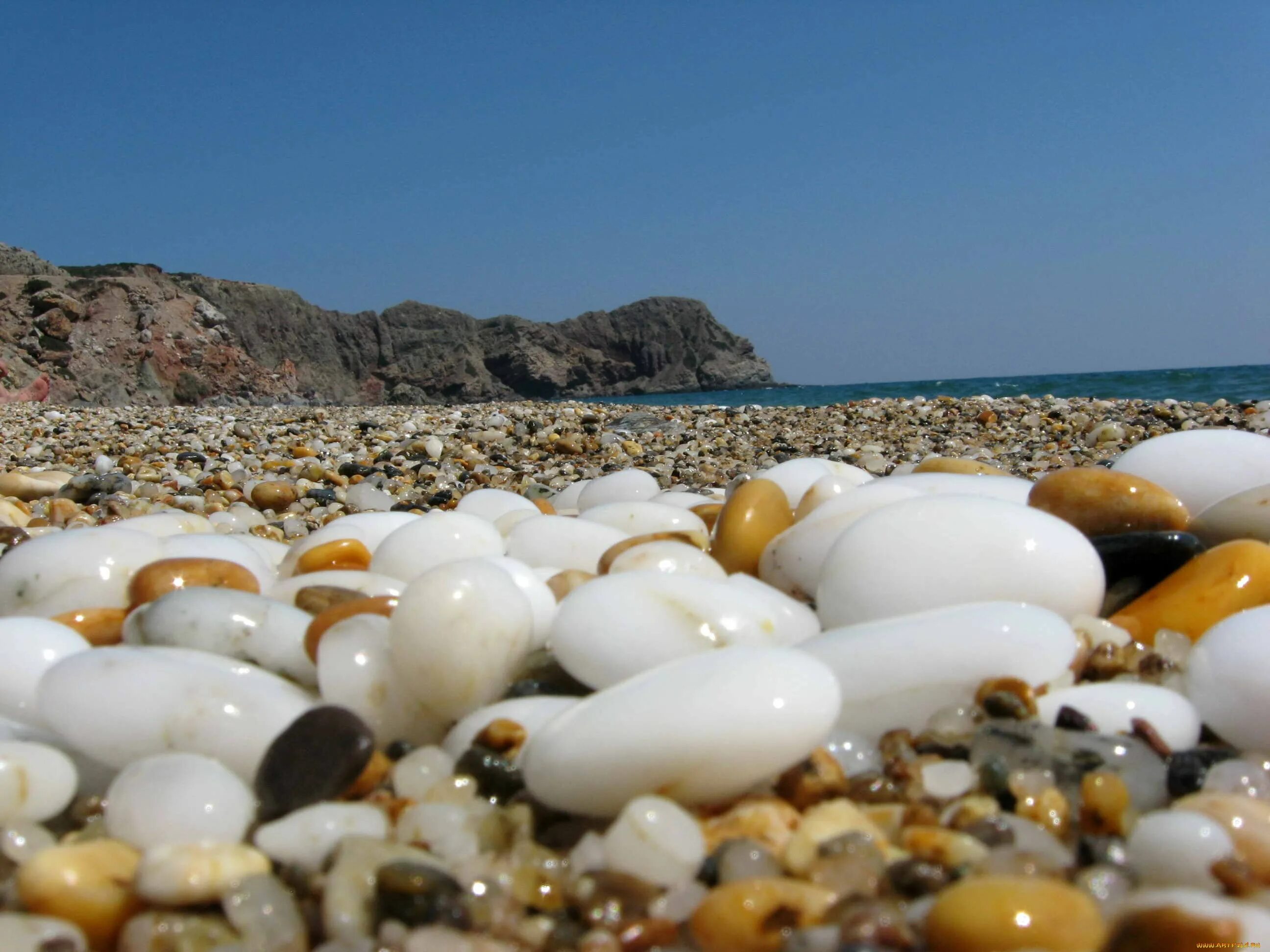 Белые камни где находится. Греция Икария галечный. Пляж галька. Красивые морские камни. Камни на побережье.