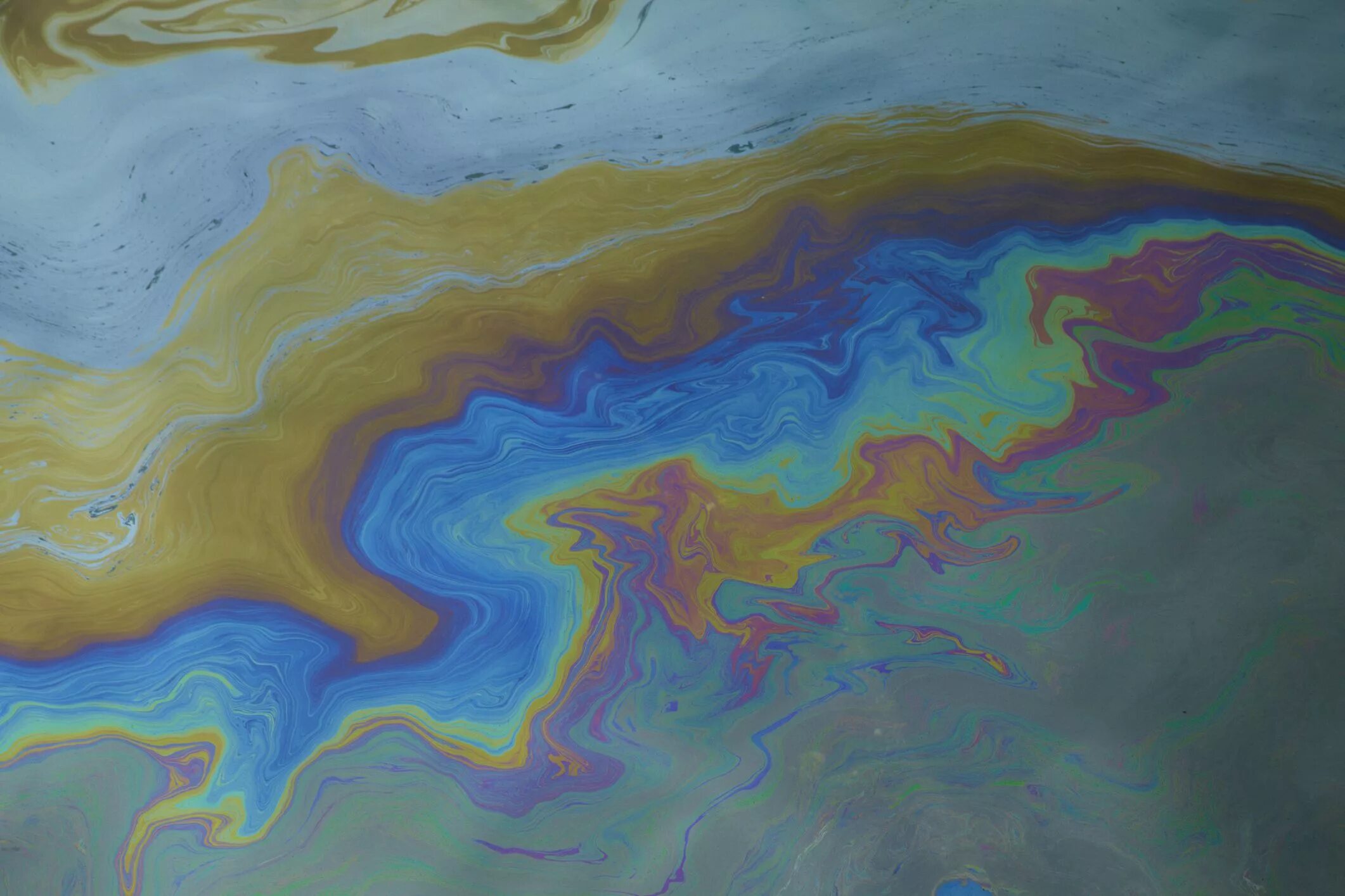 Поверхность водой и накройте. Нефтяное пятно. Разводы на воде. Бензиновая пленка на воде. Бензиновые разводы на воде.