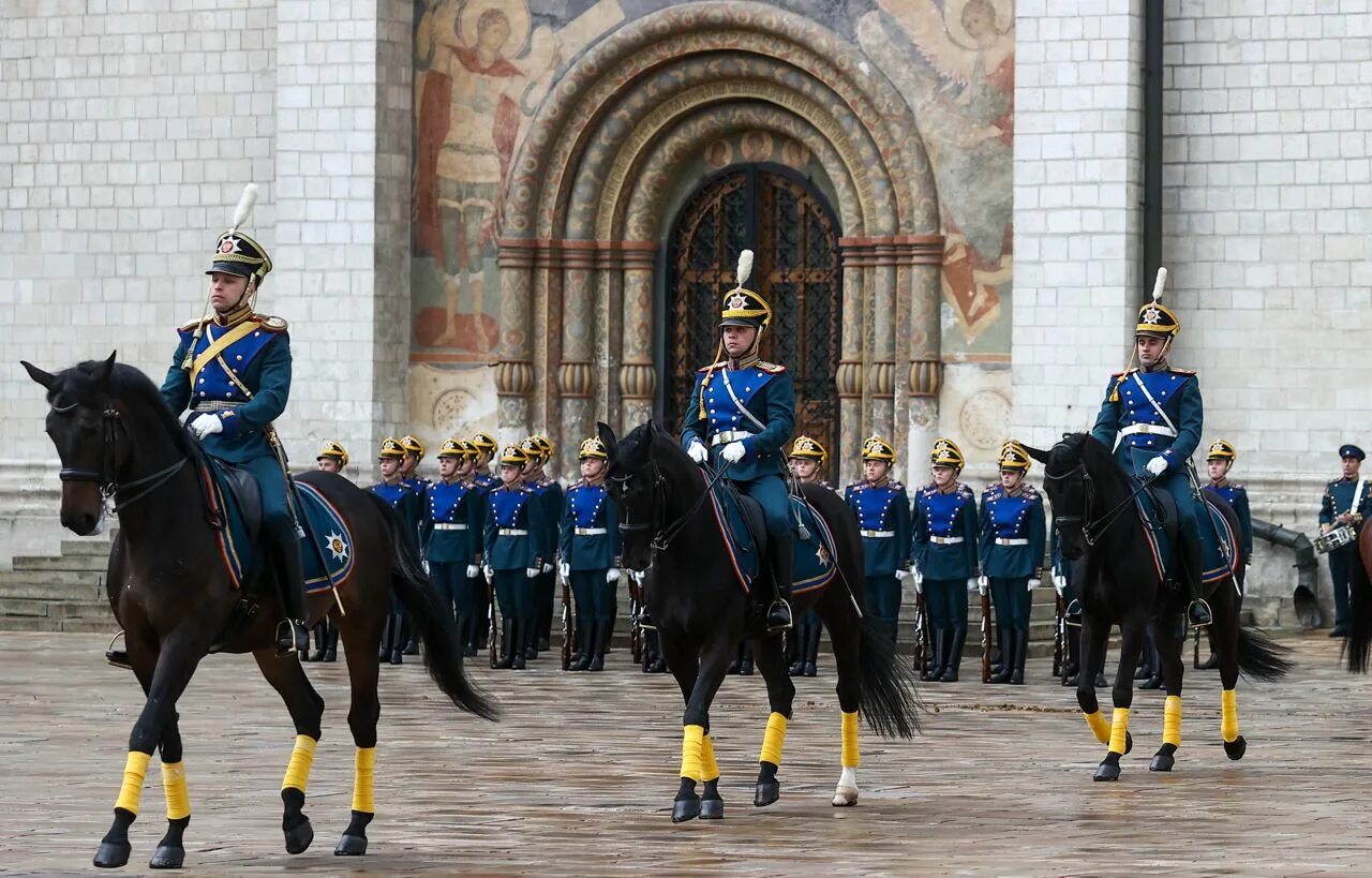 развод конных и пеших караулов президентского полка. кремль развод конного караула. церемониальная кавалерия чили. президентский полк конный караул. кремль развод конного караула.