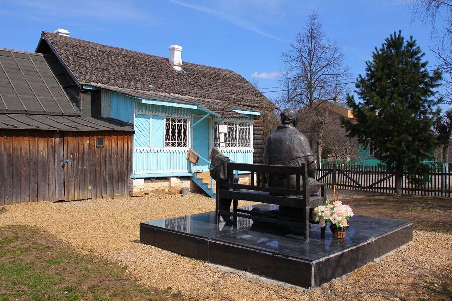 Музей юрия гагарина в городе гагарин. Дом музей Гагарина в Клушино. Дом музей Гагарина в Гагарине. Музей Гагарина в Смоленской области. Гагарин дом в деревне Клушино музей.