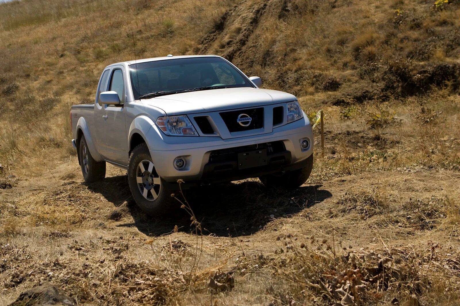 Полный привод навара. Nissan Frontier Pro-4x. Nissan Navara d40. Nissan Frontier 2013. Nissan Navara Pro-4x.