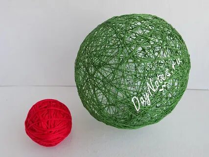 Шарик из ниток и клея