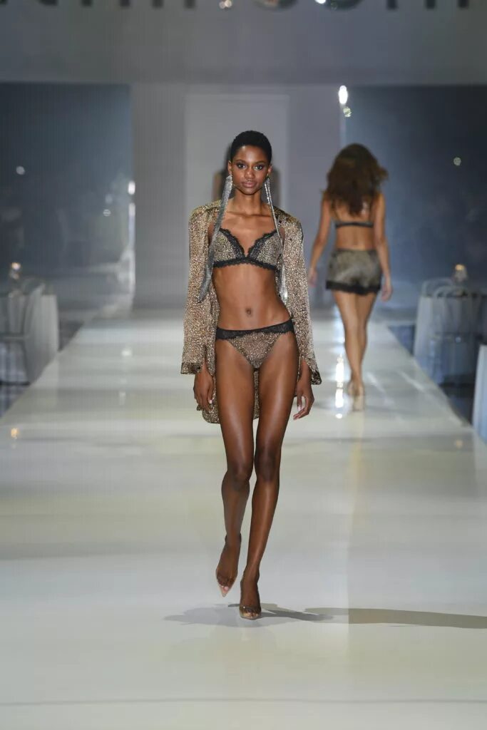 Показ белья модели. Etam fashion show 2019. Модный показ нижнего белья. Шоу etam 2019. China показ нижнего белья.