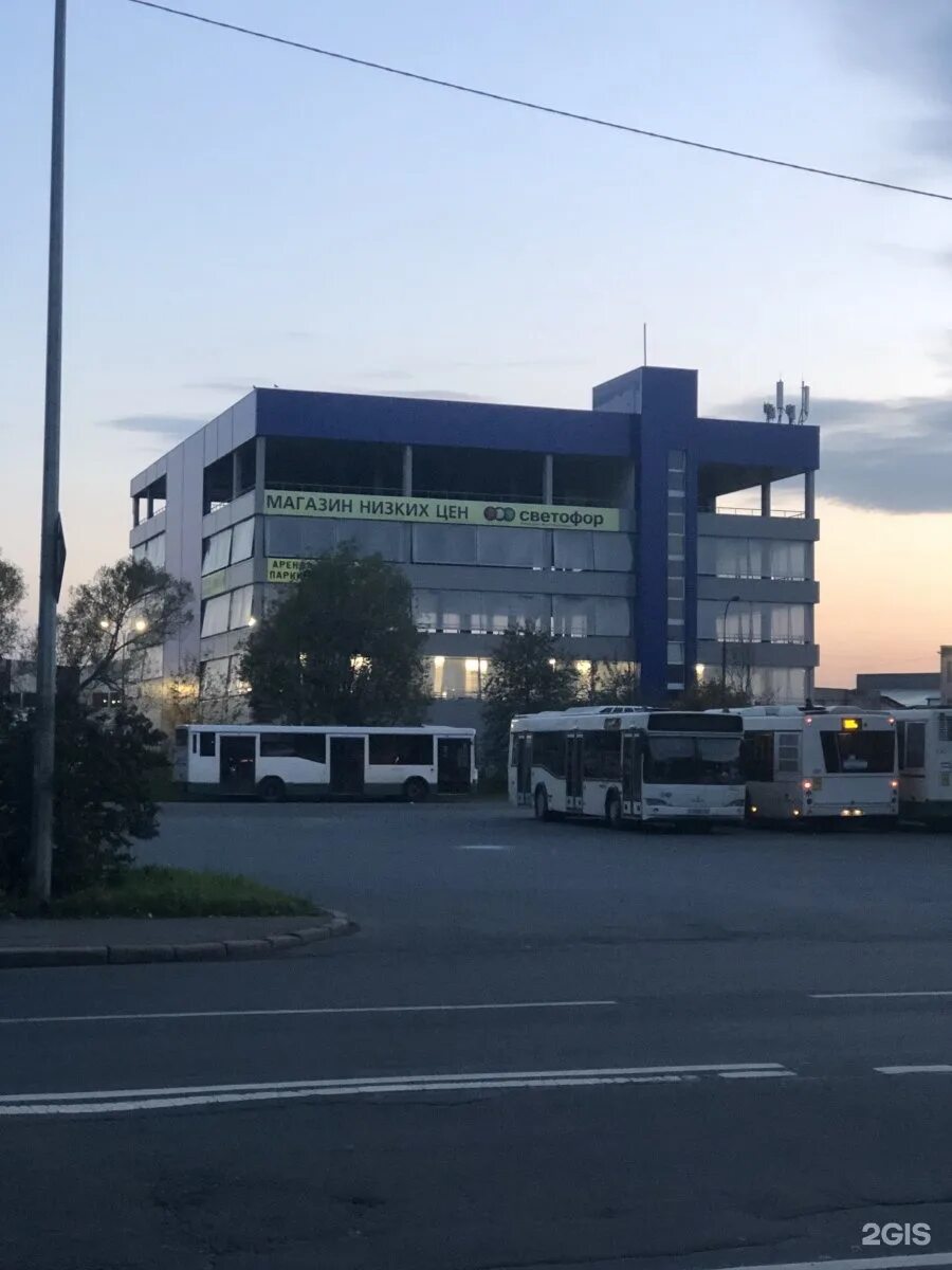 Продуктовый магазин светофор. Светофор на александровской ферме. Светофор вывеска. Выкладка товра в магазине светофор. Мебель в магазине светофор.