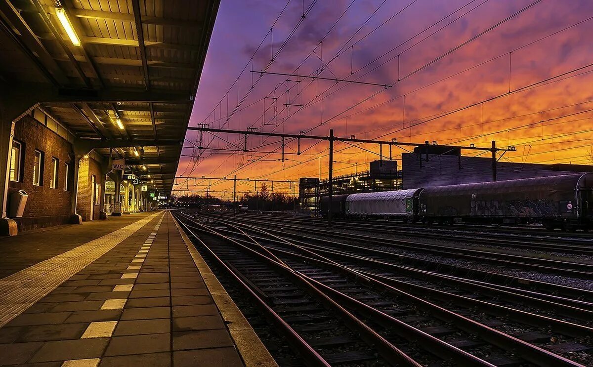 Поезда но пустой вокзал. Железнодорожный вокзал (станция шарташ). станция жд станция перрон. железнодорожная вокзальная станция. перроны станции мга.