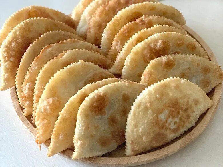 Классическое тесто для чебуреков. Простое и вкусное тесто для чебуреков. Вкусное тесто для чебуреков пузырчатое. Тесто на чебуреки с пузырьками. Чебуреки.