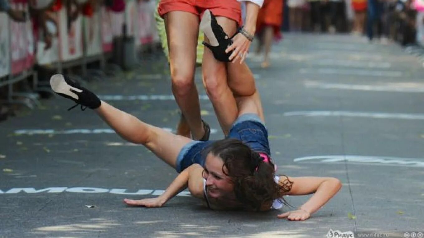 Не давить на девушку
