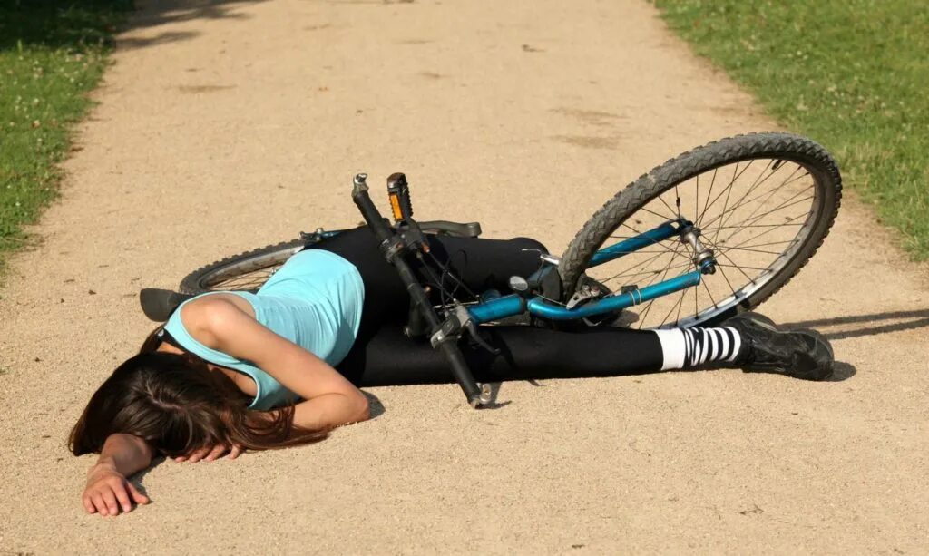 Человек упал с велосипеда. Девочка упала с велосипеда. Смешные падения с велосипеда.