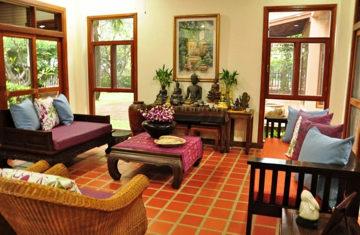 Тайцы квартиры. Тайский стиль в интерьере. Комната в тайском стиле. Спальня в тайском стиле. Тайский стиль в интерьере гостиной.