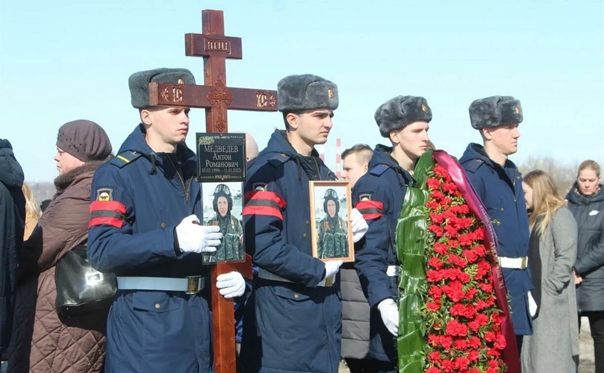 Похороны жертв теракта в крокус сити. Похороны солдат погибших в Украине. Могилы военнослужащих погибших.