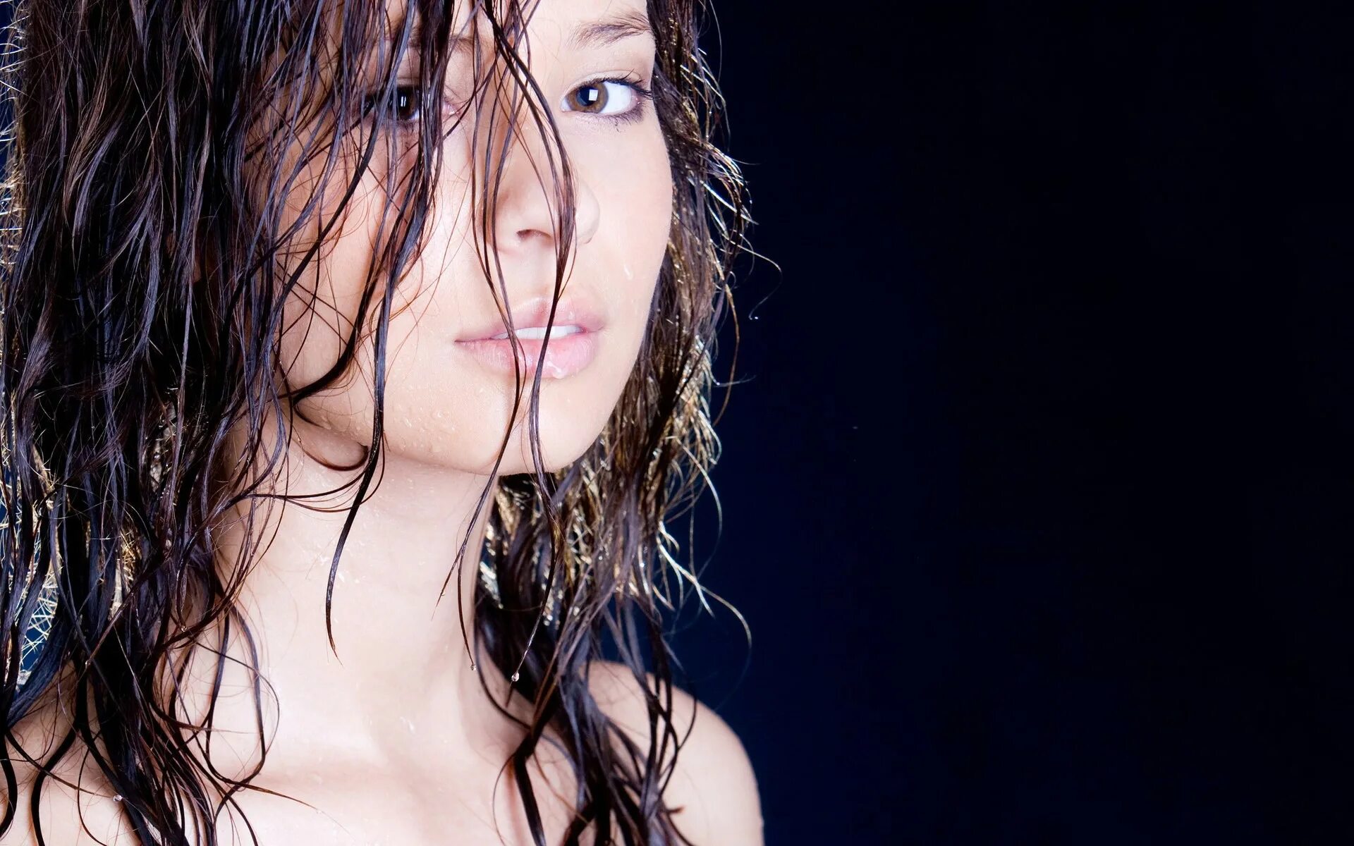 С мокрой головой песня. Девушка с мокрыми волосами. Фотосессия с мокрыми волосами.