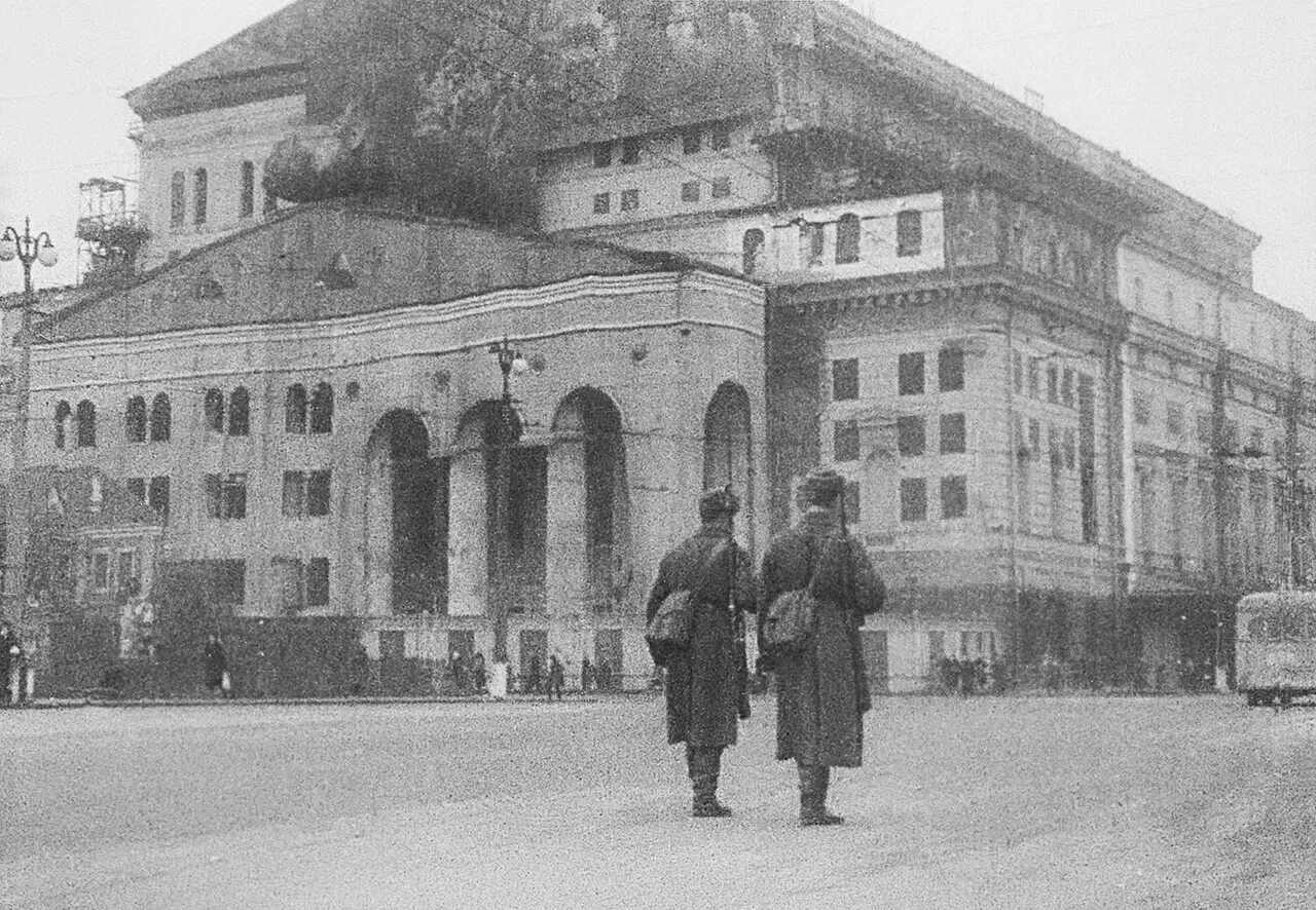 Театр во время вов. Маскировка Москвы в 1941 большой театр. Большой театр Москва 1941 год. Большой театр во время войны 1941 год. Большой театр замаскированный в годы Великой Отечественной войны.