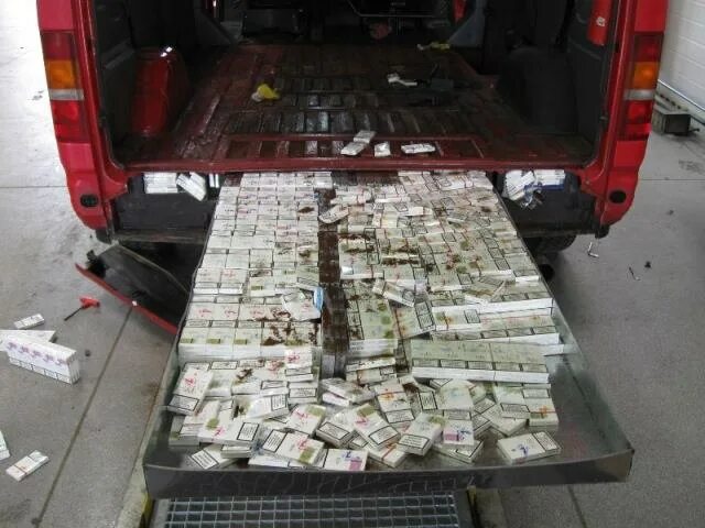 Продам контрабанду. Контрабандист сигарет. Контрабанда сигарет в авто. Продам контрабанду. Контрабанда шоколадная.