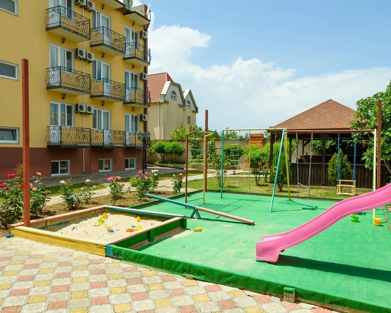 Береговое курортный. Береговое курортный. Феодосия поселок береговое золотой пляж. Отель бригантина крым береговое. Керченское шоссе 74 золотой пляж.