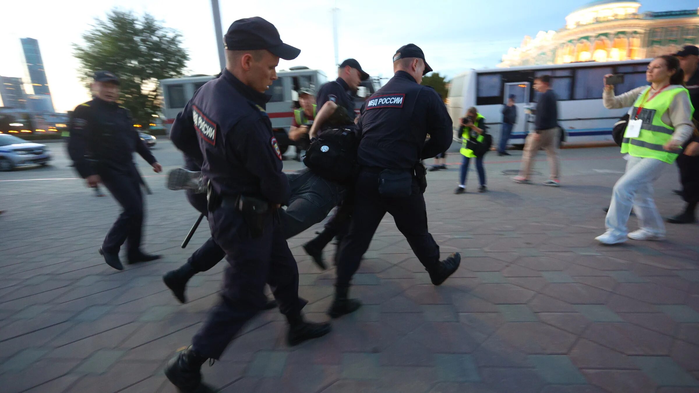 Толпа полицейских. Полиция фото. Полиция и преступники.