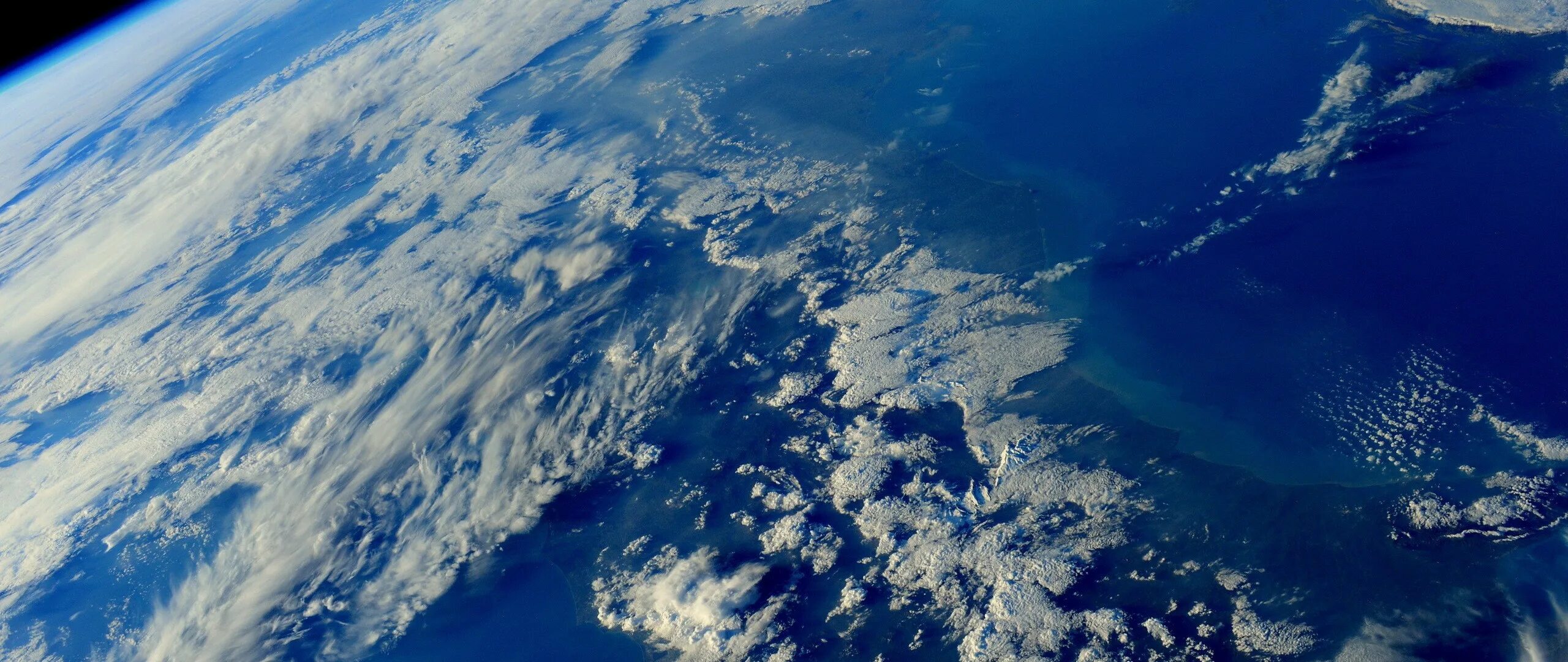 Поверхность океана покрыта. Вид из космоса. Красивый вид из космоса. Поверхность земли. Вид земли из космоса.