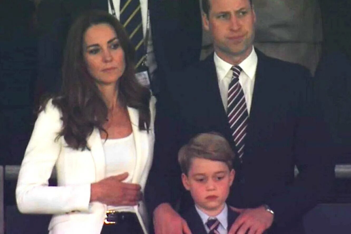 Умерла ли кейт миддлтон. Принц Уильям и Кейт Миддлтон на футболе. Кейт Миддлтон с сыном на стадионе. Развод Кейт Миддлтон и принца Уильяма 2023. Кейт Миддлтон с детьми 2023.