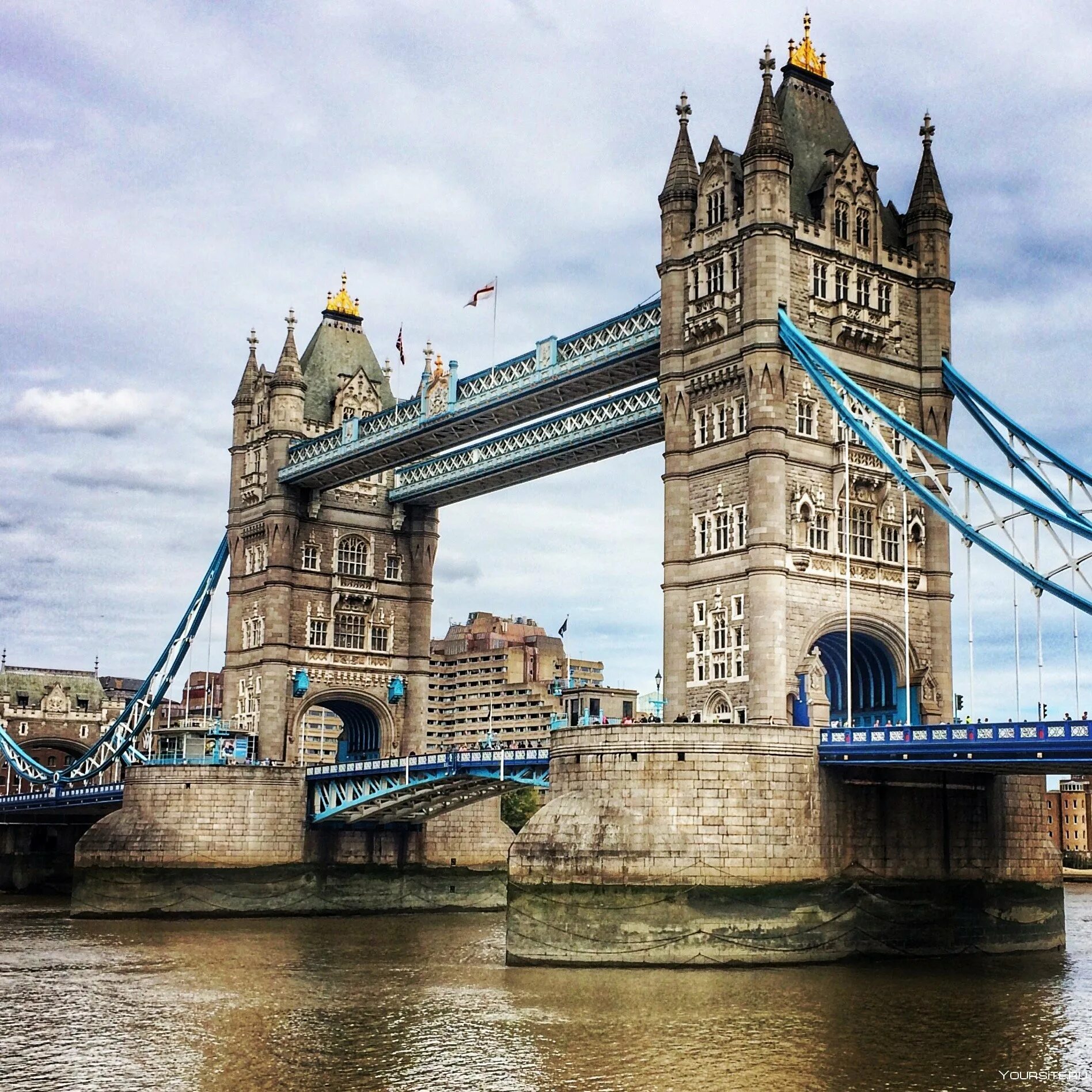 One of the london s. Тауэр и Тауэрский мост. Тауэрский мост разводной. Тауэрский мост в Англии. Тауэр бридж в Лондоне.