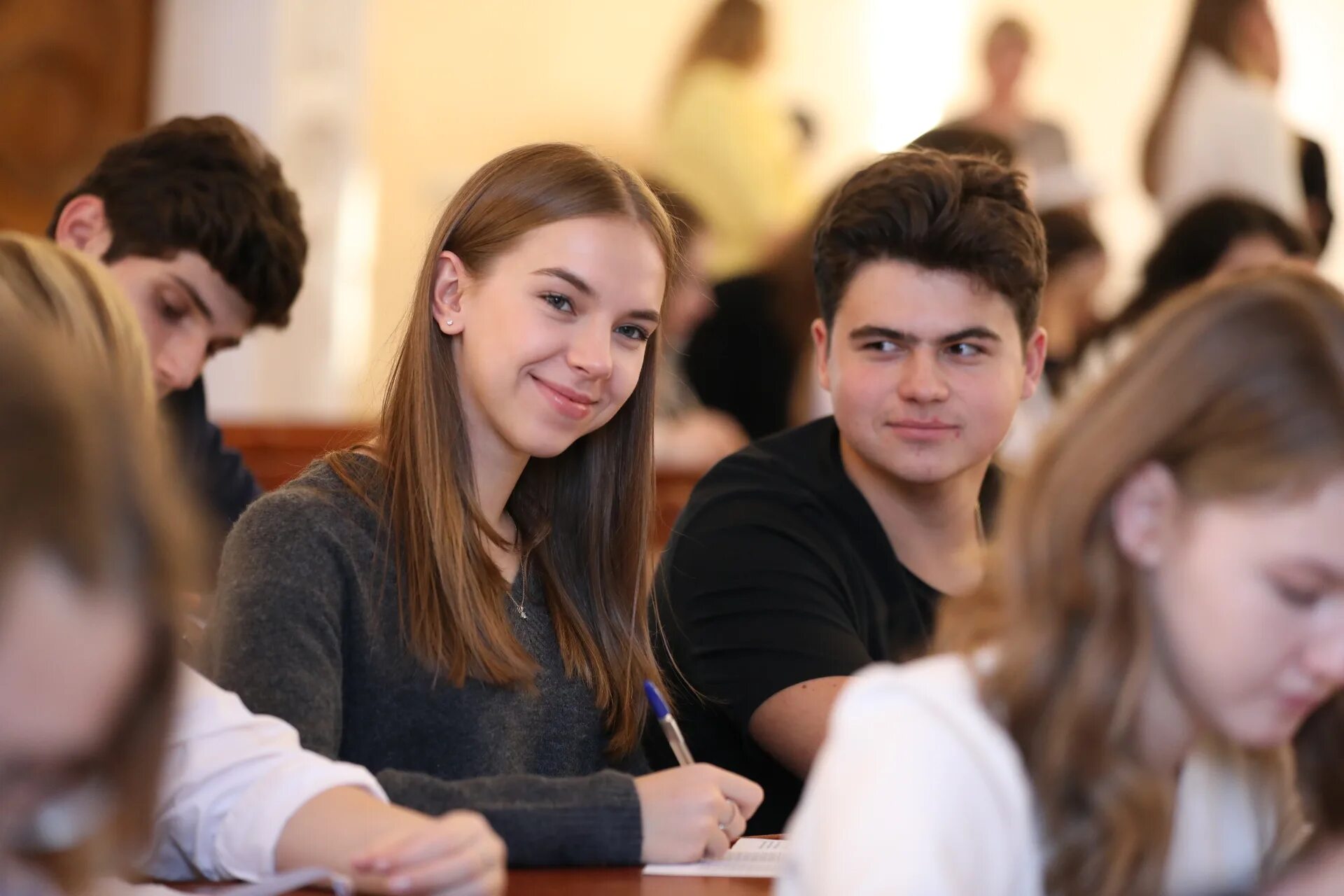 Счастливые подростки в школе. Идеи мероприятий для студентов. Студенческие мероприятия. Название военно патриотических мероприятий. Студенты на внеклассных мероприятиях.