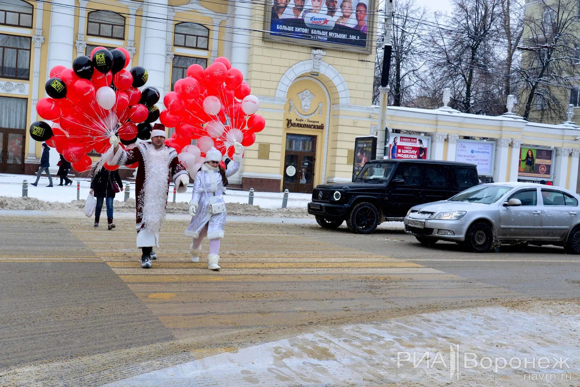 Твц воронеж сегодня. Новый год в Плехановском. Цветная женщина в центре Воронежа.