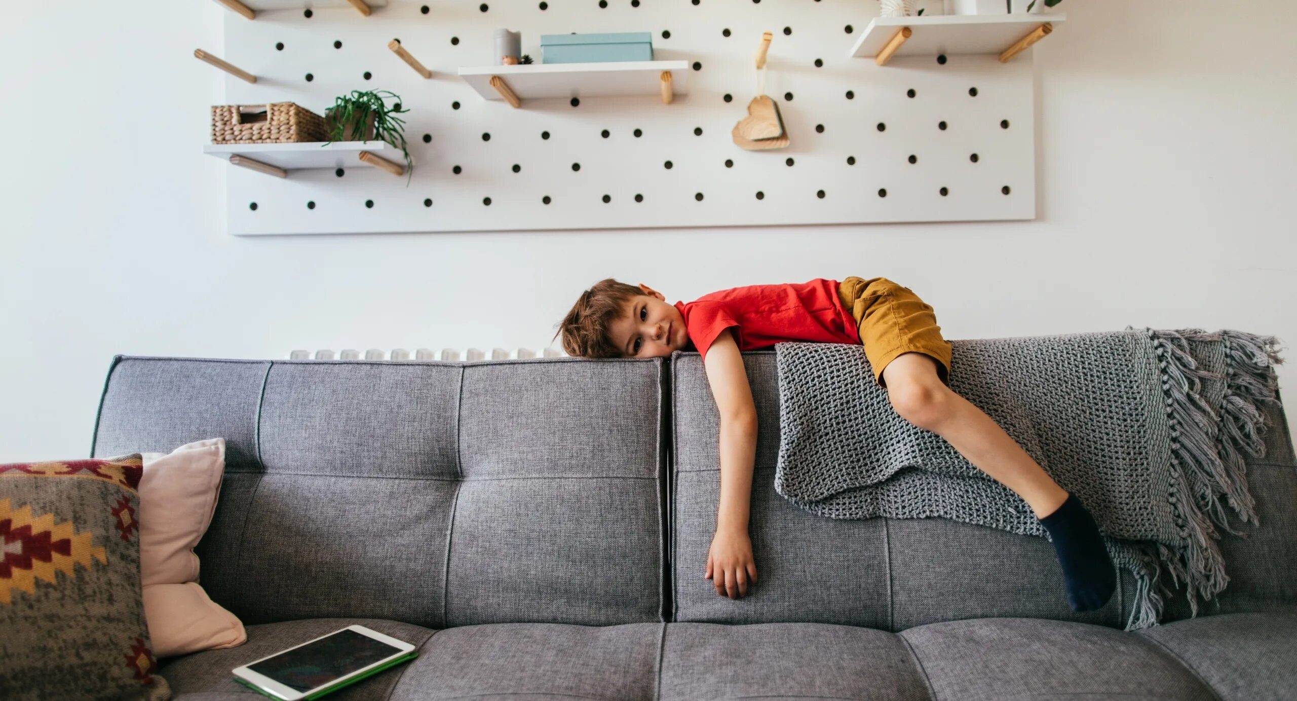 Lazy ленивый. Ленивый ребенок. лень ребенка. ребенку скучно. лень подростка.