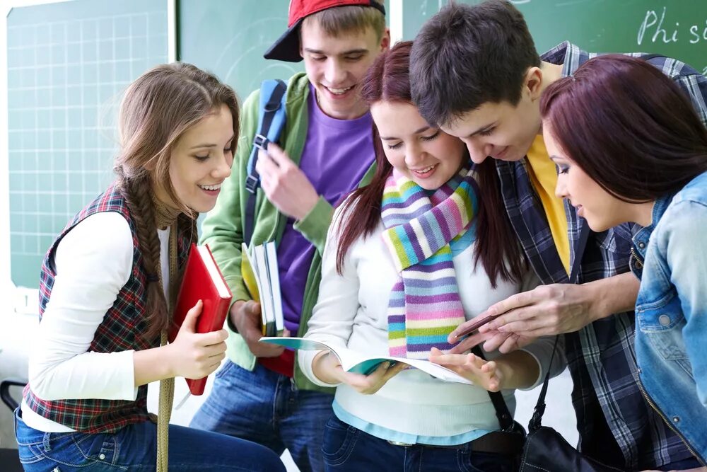 школьники младших классов. младшие школьники. общение школьников. взрослый учит ребенка. подросток и учитель.