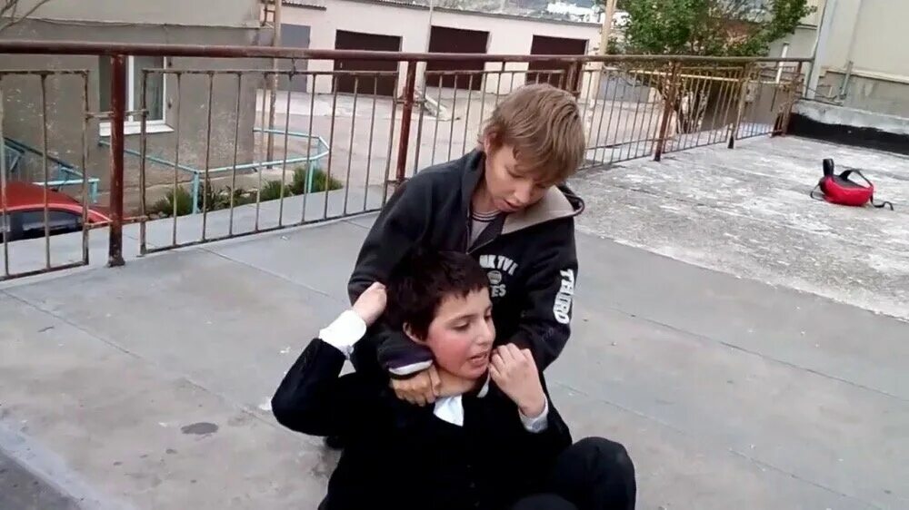 Драка старшеклассников. Парни школа драка. Парни школа драка. Драка школьников в школе. Несовершеннолетние хулиганы.