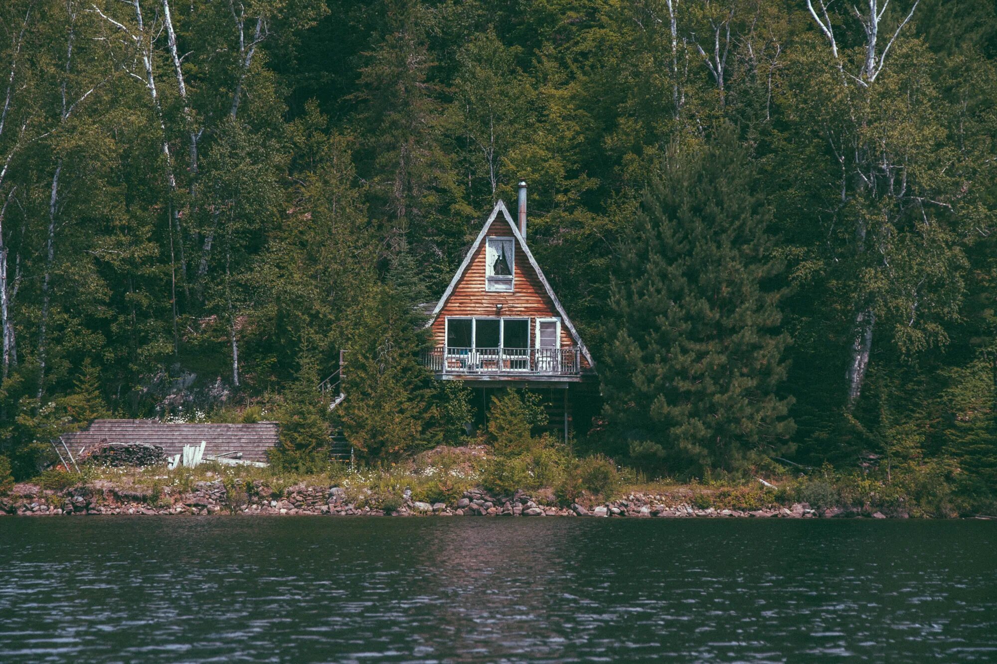 House near the lake. Хижина в лесу у озера. Хижина гномов, Британская Колумбия. Ленинградская область Форест Лейк.