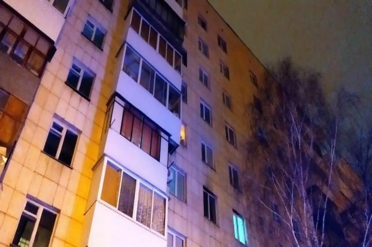 В подъезде девятиэтажного жилого дома сильное задымление