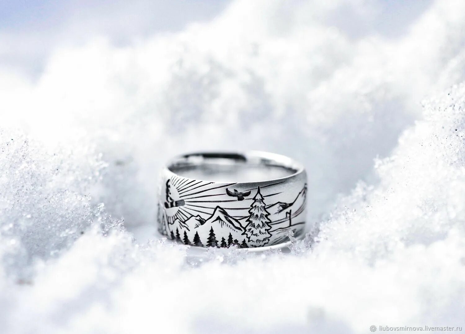 Winter ring. Магическое ледяное кольцо. Серебро зимы. Кольца для снега. Зимняя свадебная фотосессия.