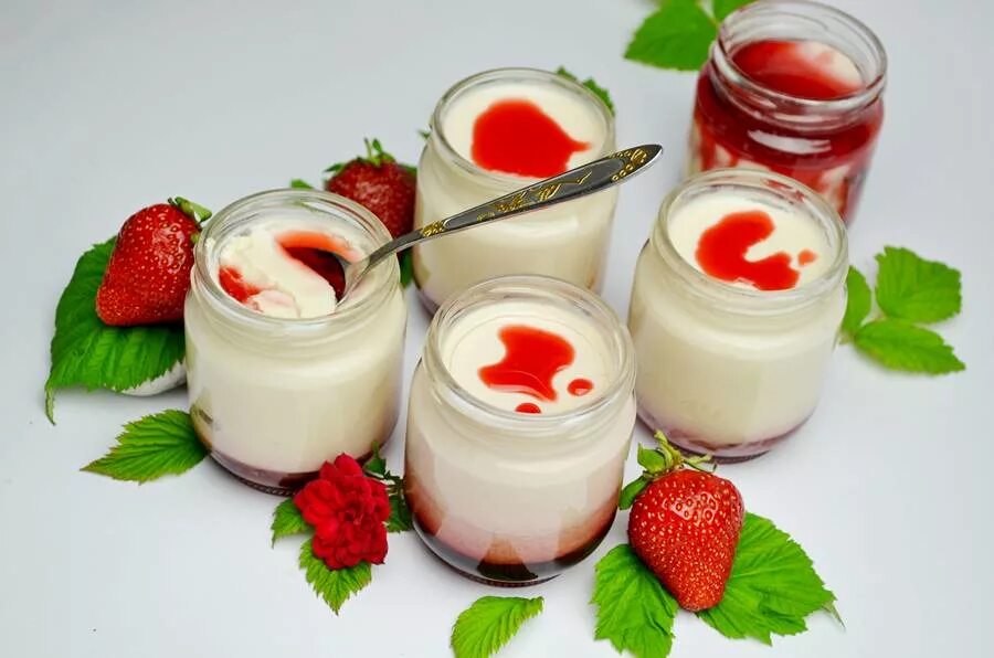 Фото йогурта. Домашний йогурт. Домашний йогурт с фруктами. Приготовление йогурта в домашних условиях. Ароматизированный йогурт.