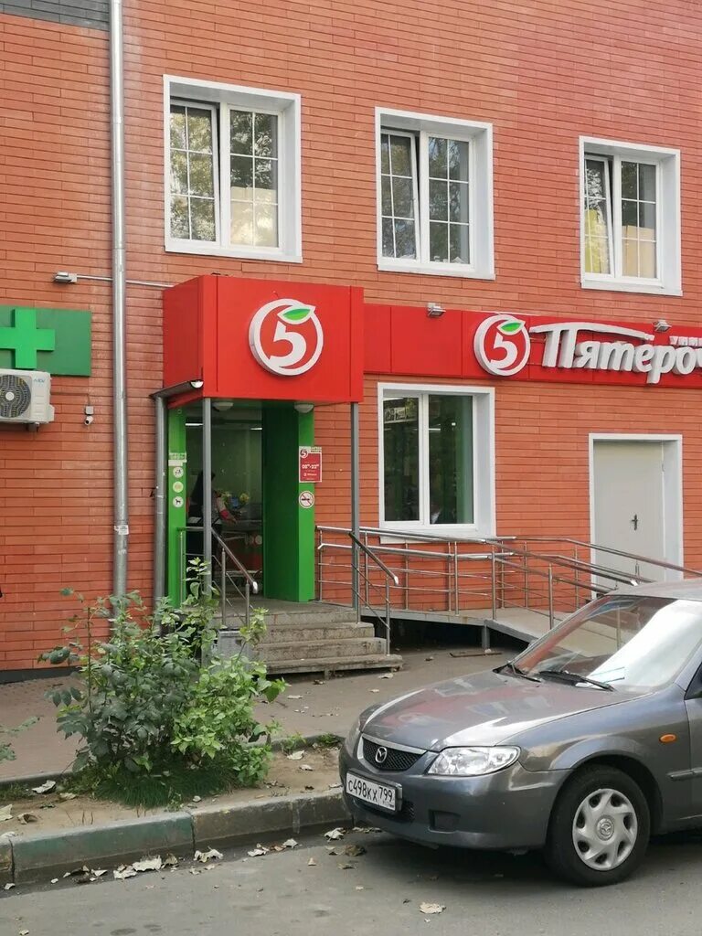 Менжинского, 21, подъезд 5. Помещение с арендатором пятерочка. Пятерочка здание. Коммерческая недвижимость пермь. Помещение с арендатором пятерочка.