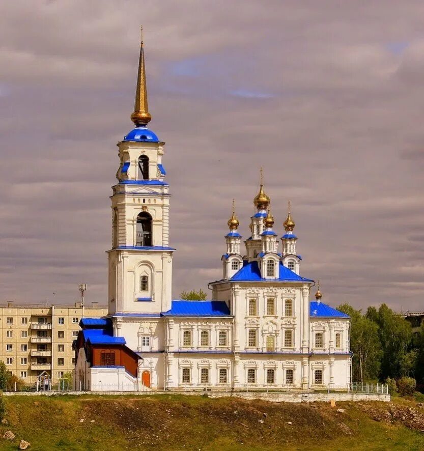 Вечерний североуральск. Североуральск храм. Церковь г Североуральска. Североуральск Петропавловская Церковь.