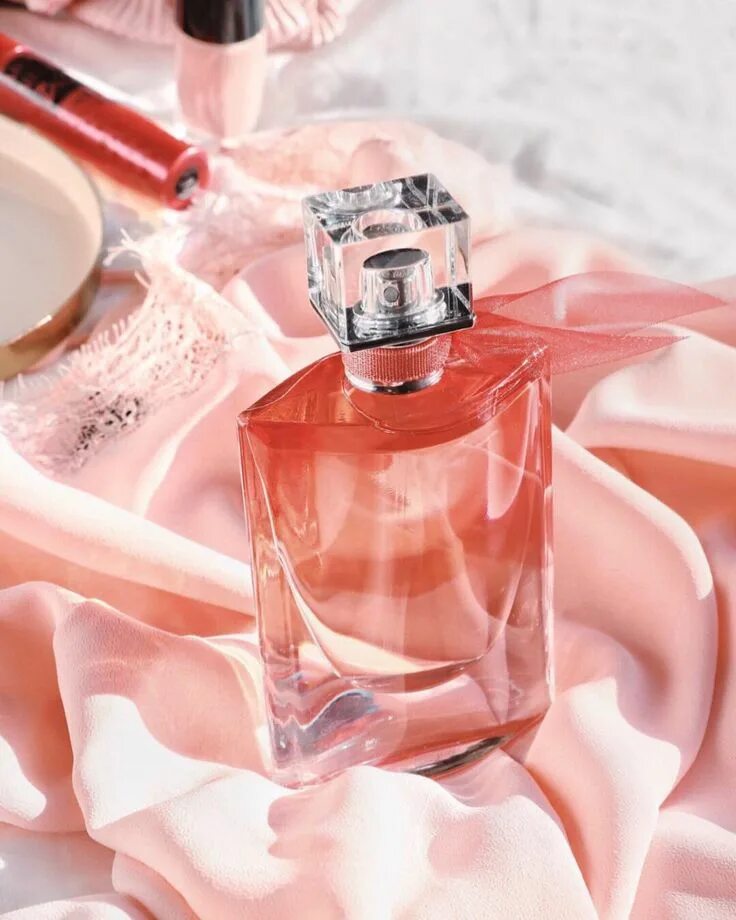 La vie est rose. Lancome Rose. Ланком Пинк духи. Духи ланком розовые. Духи в розовом флаконе.