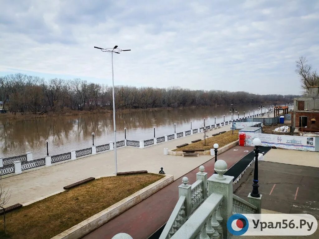 Уровень воды в урале на 10 часов. Набережная Оренбург 2022. Оренбург половодье 2022. Паводок урал56. Уровень воды в реке Урал у Оренбурга.