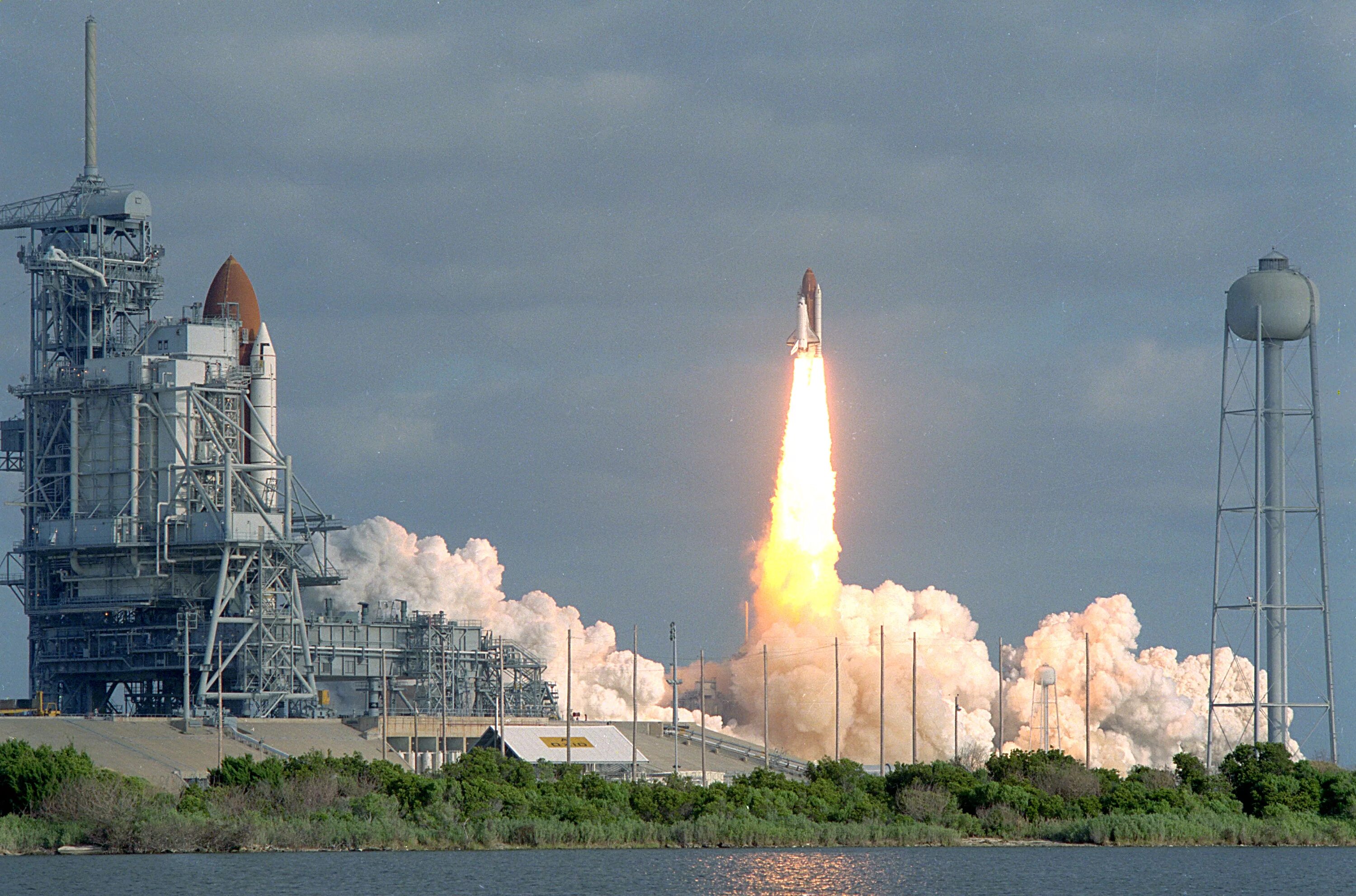 На какую сторону запускают космические корабли. Шаттл «Дискавери» STS-31. Шаттл Дискавери старт. Старт шаттла «Дискавери» с телескопом «Хаббл» на борту. Телескоп Хаббл и шаттл.