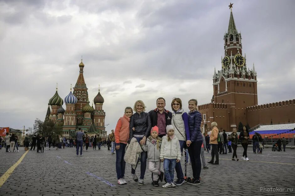 Человек пл. Москва люди. Семья на красной площади. Москва красная площадь люди. Народ на красной площади.