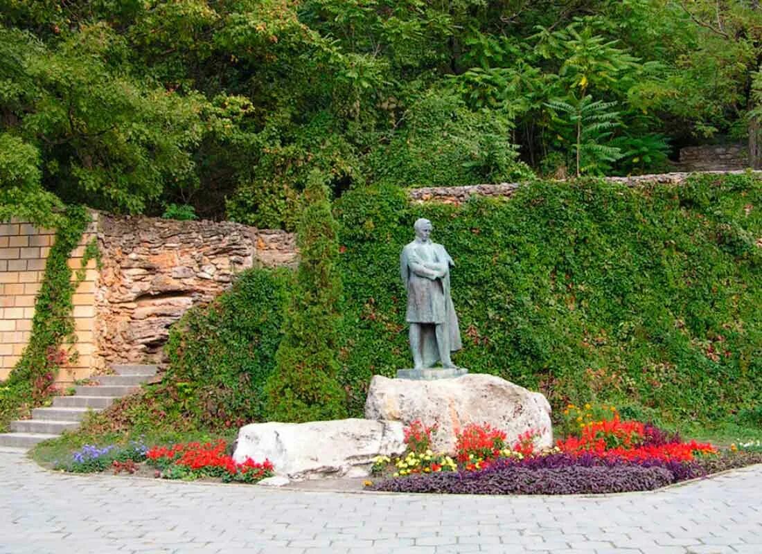 Лермонтовский железноводск. Лермонтовский сквер Железноводск. Памятник Лермонтову в Железноводске. Кисловодск ПАОК Лермантова. Памятник Лермонтова Кисловодск.