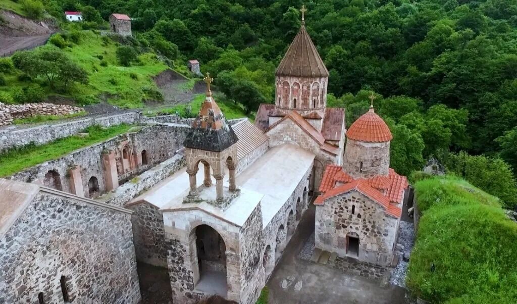 Арцах видео. Дадиванк монастырь Армения. Нагорный Карабах Дадиванк. Монастырь Дадиванк Нагорный. Монастырь Дадиванк в Карабахе.
