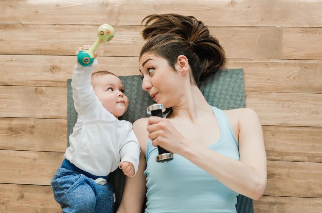 Young mother like. Мать с ребенком. Женщина с ребенком. Фотосессия мама и малыш. Молодая мама с малышом.